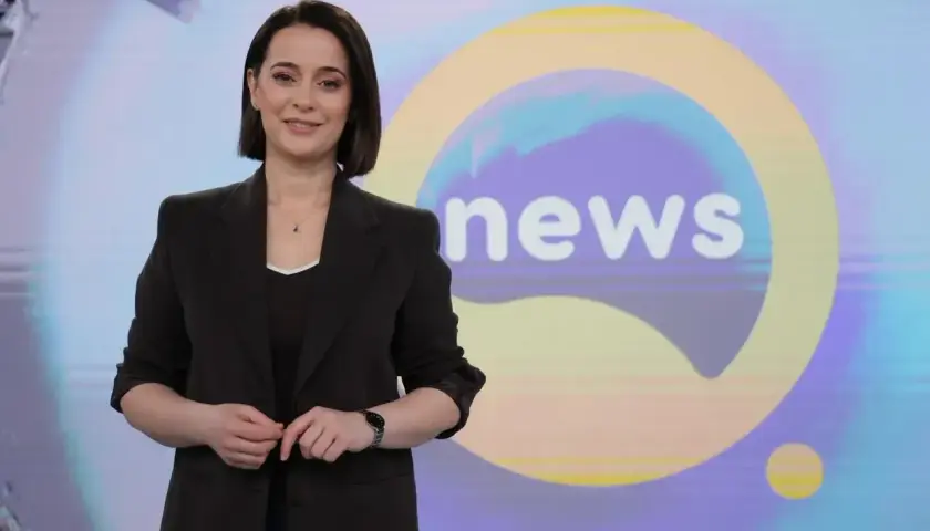 Małgorzata Kukuła w czarnym żakiecie prezentuje wiadomości w TVN.