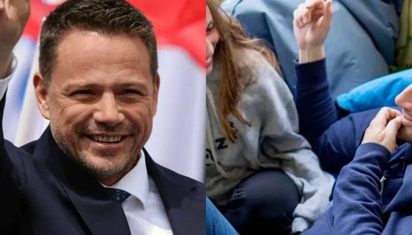 Rafał Trzaskowski, znany z tego, że ma dwoje dzieci, pozdrawia tłum. Obok widać jego dzieci.