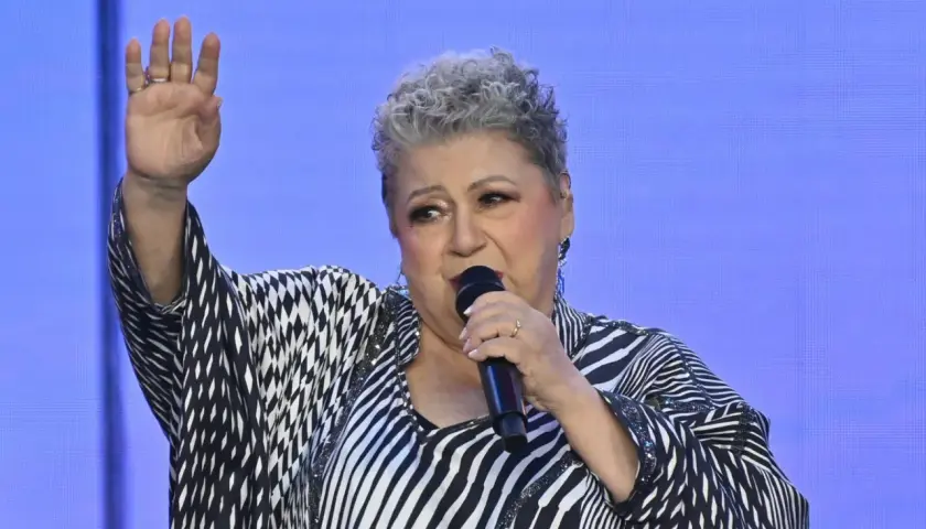 Pamela Bem-Niedziałek śpiewa na scenie, pozdrawiając publiczność.