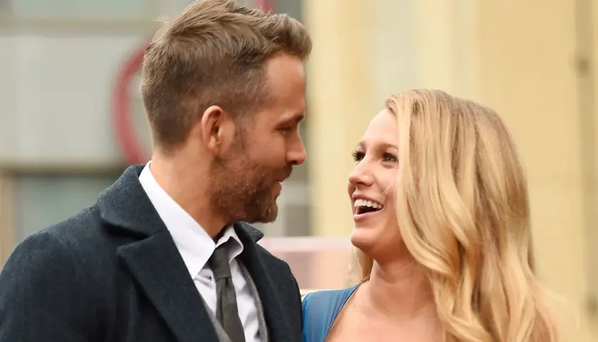 Ryan Reynolds i Blake Lively, rodzice trójki dzieci, patrzą na siebie z uśmiechem.