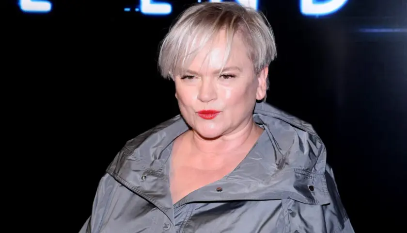 Katarzyna Figura, wiek nie gra roli, gdy ma się taki styl. Aktorka w szarej kurtce i z mocnym makijażem.
