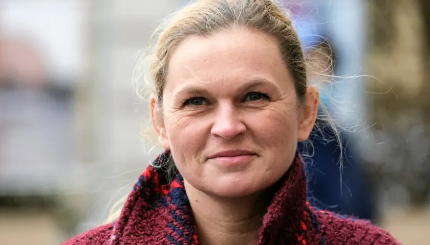 Barbara Nowacka, z uśmiechem na twarzy, w wieku, który świadczy o doświadczeniu życiowym.
