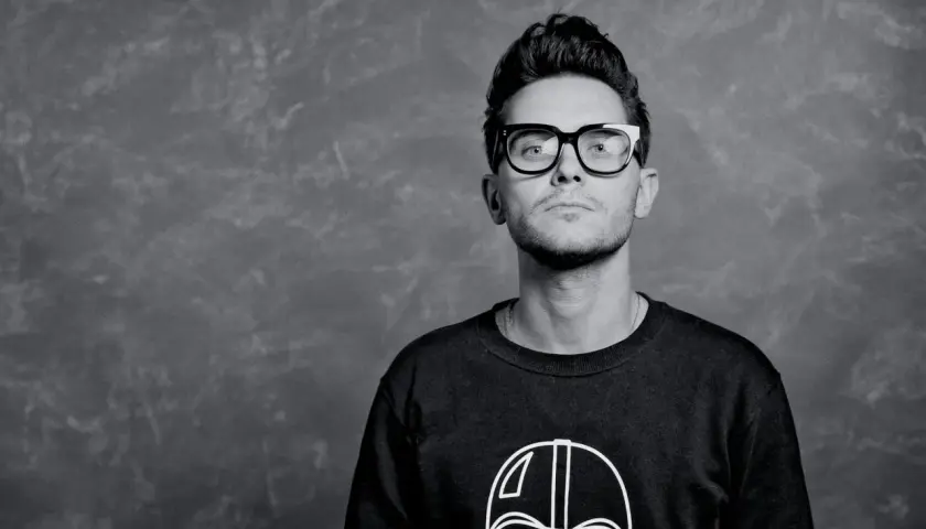 Tomasz Wasilewski, prezenter pogody, w okularach i bluzie z Darthem Vaderem. Ile ma lat?
