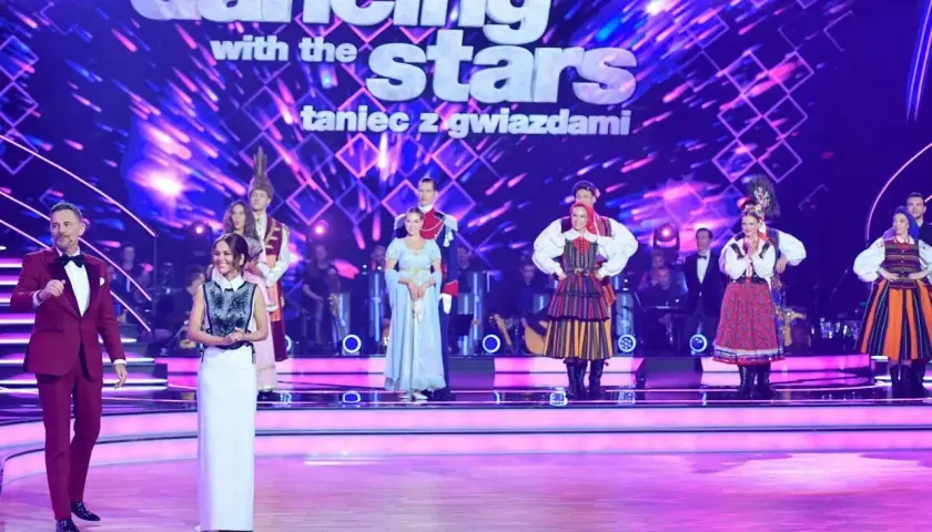 Na scenie "Tańca z Gwiazdami" prowadzący i uczestnicy w strojach ludowych. Kto odpadł w tańcu z gwiazdami?