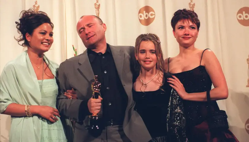 Phil Collins z córkami i jedną z jego żon, Orianne Cevey, świętuje Oscara.