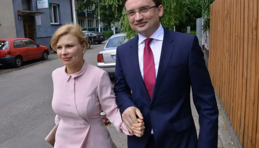 Janusz Kowalski z żoną i dziećmi spacerują ulicą.