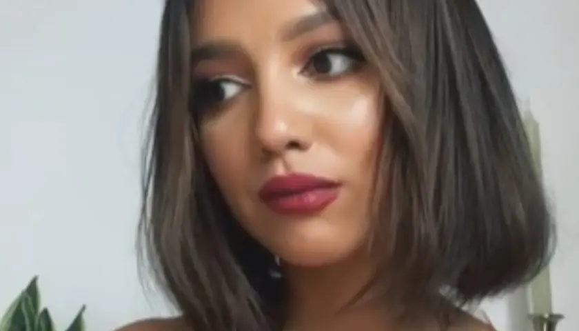 Waleria z Love Island w makijażu, z burzą ciemnych włosów i w brązowej sukience.