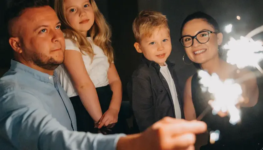 Paweł Łukasik z rodziną świętuje, trzymając zimne ognie. Radosne chwile z dziećmi i żoną.