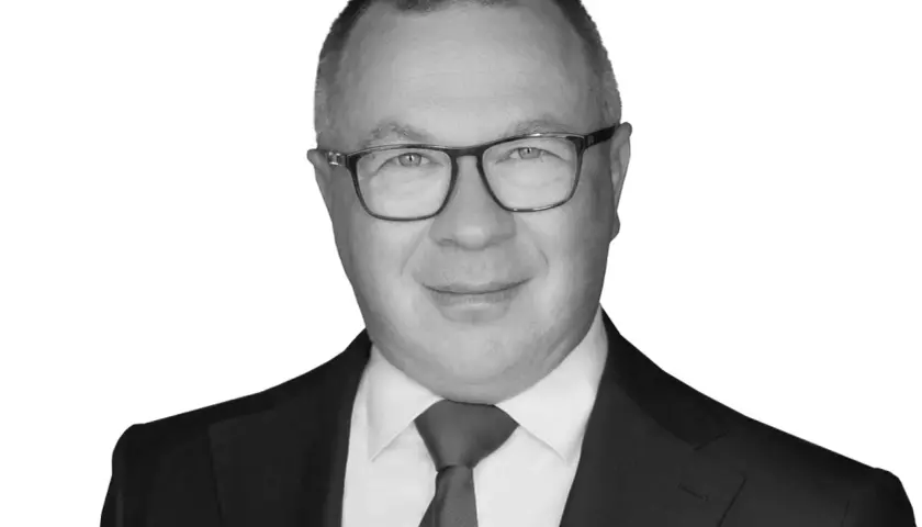 Portret Macieja Adamkiewicza w garniturze i okularach. Myśli o swoich dzieciach i ich przyszłości.