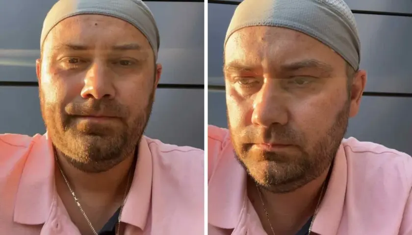 Adrian ze ślubu od pierwszego wejrzenia w różowej koszulce polo i szarej opasce na głowie.