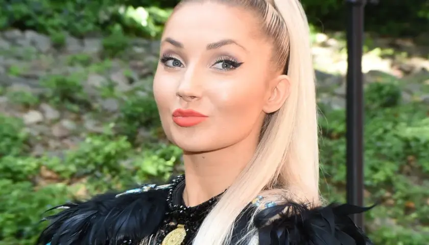 Uśmiechnięta Cleo, choć trudno zgadnąć, ile Cleo ma lat, prezentuje się zjawiskowo w czarnej, pióropuszowej kreacji.