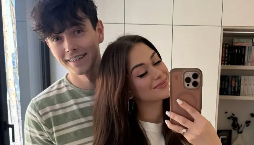 Uśmiechnięty Jan Dąbrowski z dziewczyną robią selfie. Zastanawiasz się, ile lat ma Jan Dąbrowski?