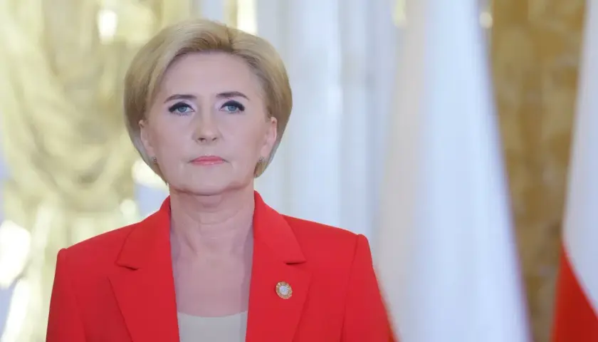 Agata Kornhauser-Duda, Pierwsza Dama, w czerwonej marynarce. Jej pochodzenie jest polskie, co podkreśla jej związek z krajem.
