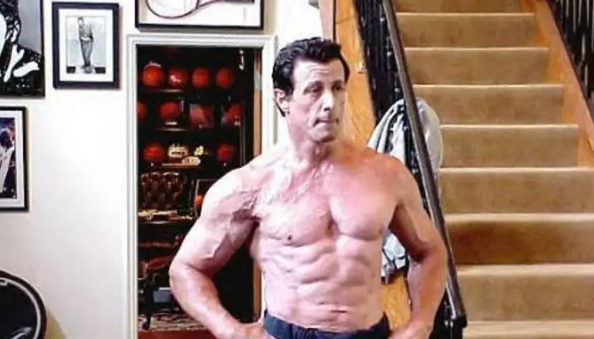 Sylvester Stallone, mimo upływu lat, wciąż imponuje formą. Widać jego wyrzeźbione mięśnie.