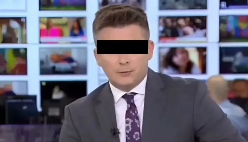 Niedziela w TVN. Redaktor w garniturze i krawacie z wzorem kwiatowym, na tle ekranów z różnymi obrazami.