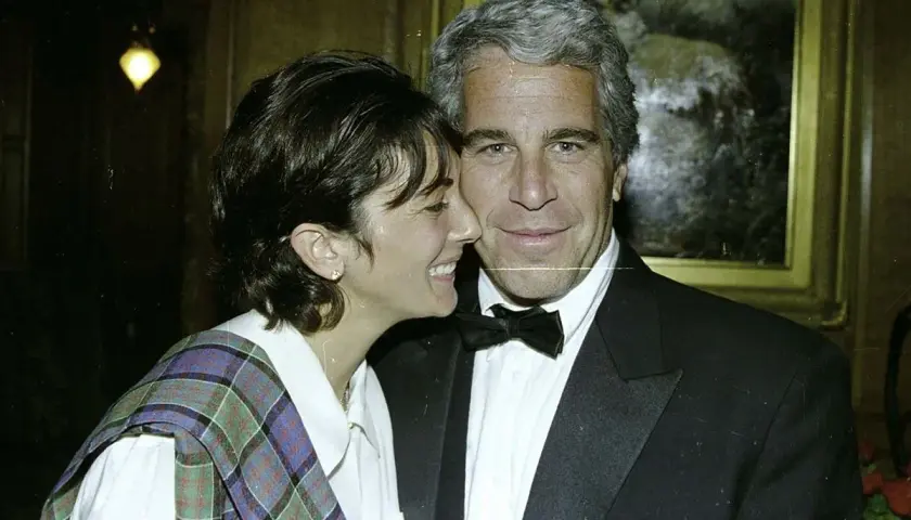 Ghislaine Maxwell i Jeffrey Epstein, których nazwiska pojawiają się na liście Epsteina ujawnionej, w intymnym uścisku.
