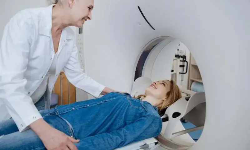 Jak się ubrać na rezonans kręgosłupa: 8 kluczowych wskazówek