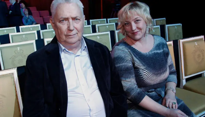 Joanna Kossowska, wiek nieznany, siedzi obok starszego mężczyzny na widowni.