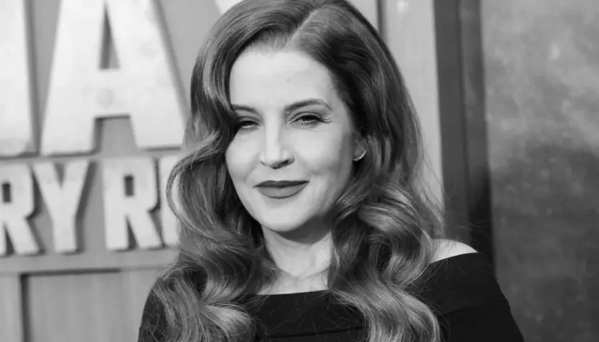 Lisa Marie Presley, w czerni, z falowanymi włosami i makijażem, na tle liter.