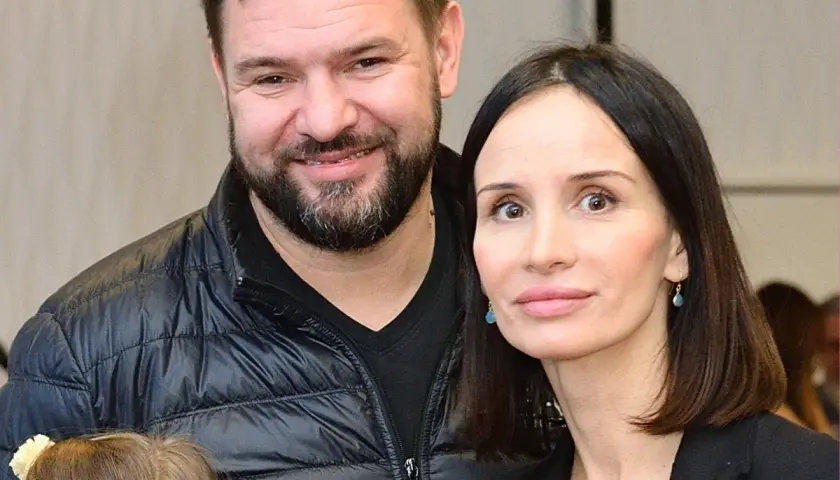 Uśmiechnięty mężczyzna i kobieta, może to rodzice Heleny Karolak? Ile ma lat?