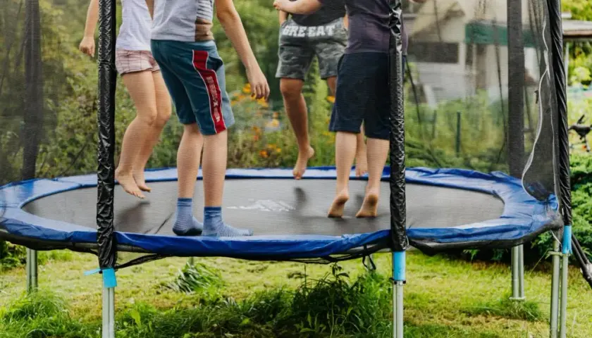 Czy trampolina jest zdrowa dla dziecka? Korzyści i ryzyko dla malucha