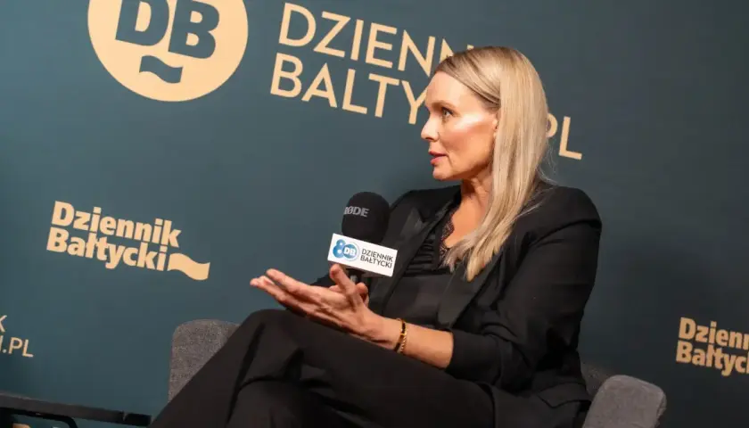 Patrycja Redo Łabędzewska udziela wywiadu dla Dziennika Bałtyckiego, trzymając mikrofon.