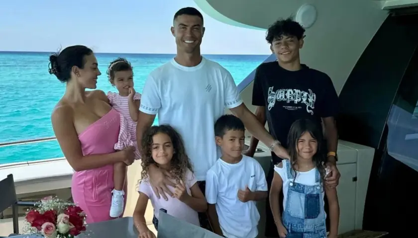 Georgina Rodriguez z dzieckiem na rękach i całą rodziną na jachcie.