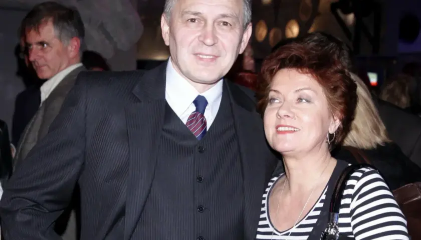 Jacek Sas Uhrynowski w garniturze i kobieta w pasiastym topie.