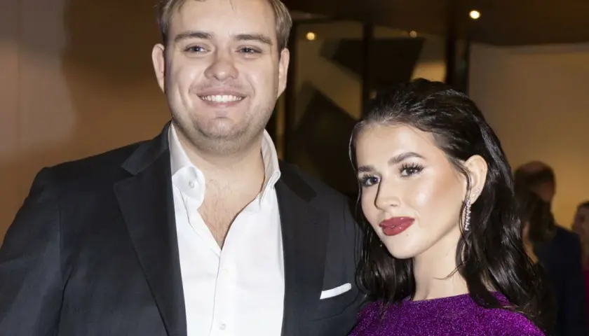 Kevin Mglej z partnerką, widać jego wiek po uśmiechu i zarost.