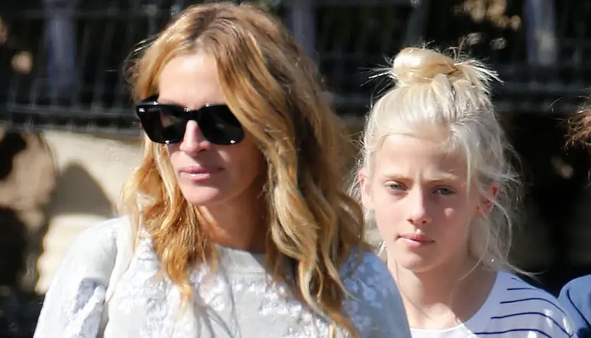 Julia Roberts z dziećmi, w tym z córką Hazel Moder, podczas spaceru.