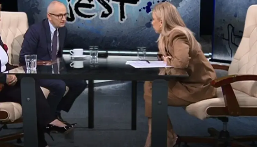 Anna Jędrzejowska w programie TVN dyskutuje z gośćmi przy stole.