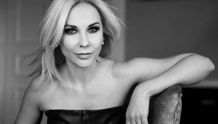 Anna Jędrzejowska, znana z TVN Fakty, w czarno-białej sesji. Jej spojrzenie przyciąga uwagę, a stylizacja podkreśla elegancję.