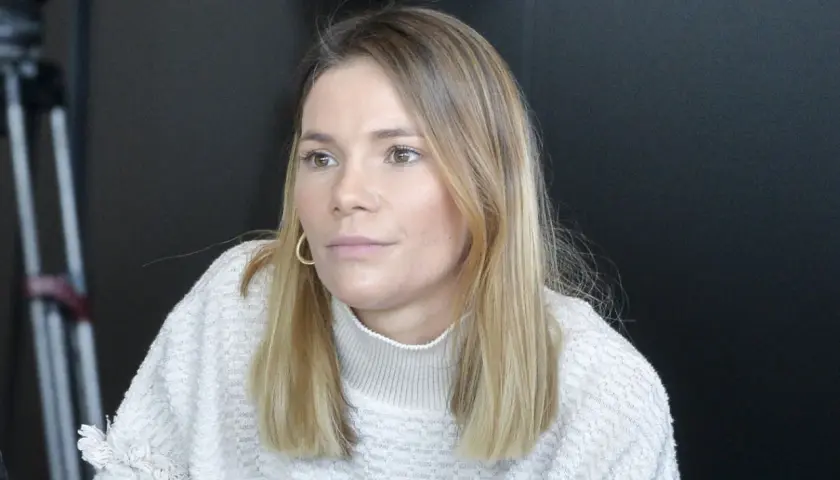 Maja Bohosiewicz w swetrze z golfem i złotymi kolczykami, zamyślona.