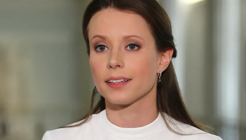 Justyna Sieklucka w białej bluzce, przygotowuje się do wystąpienia w Fakty TVN.