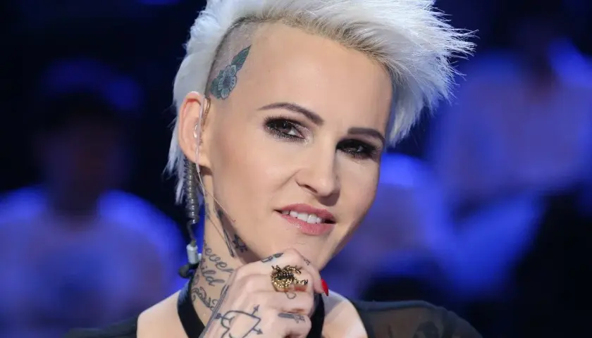 Agnieszka Chylińska, znana z odważnego wizerunku, z charakterystyczną fryzurą i tatuażami. Jej wiek nie przeszkadza jej w byciu ikoną.