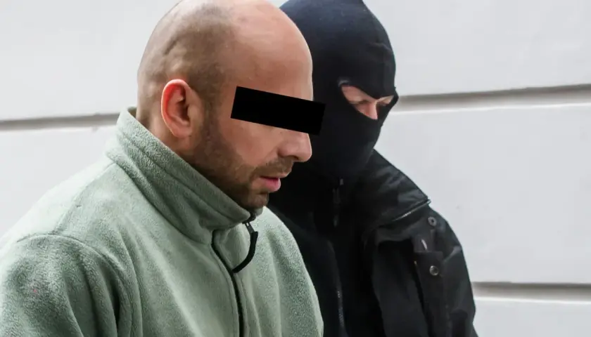 Krystek Sopot, w zielonym polarze, z zakrytą twarzą, obok niego mężczyzna w kominiarce.