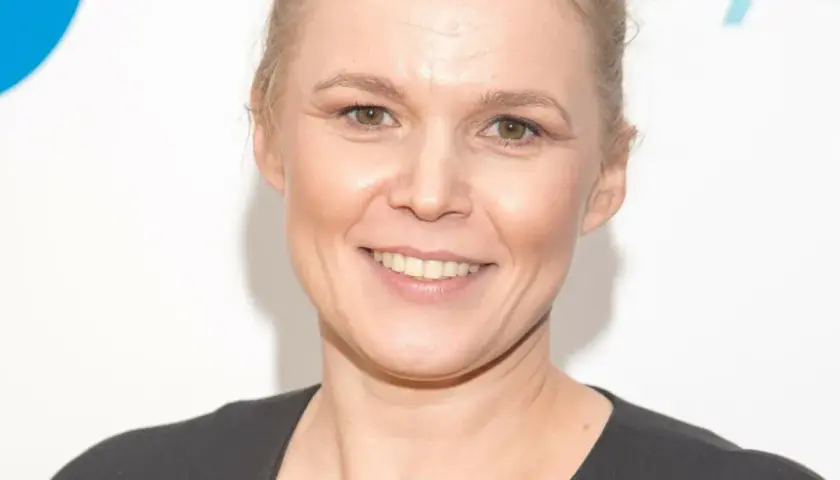 Uśmiechnięta Anna Seremak, znana z TVN Fakty, w czarnej bluzce.