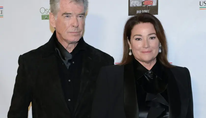 Pierce Brosnan z żoną Keely Shaye Smith na czerwonym dywanie. Elegancka para w czarnych strojach.