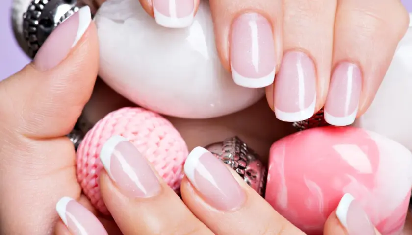 Manicure french co to? Historia, technika i zalety stylizacji paznokci