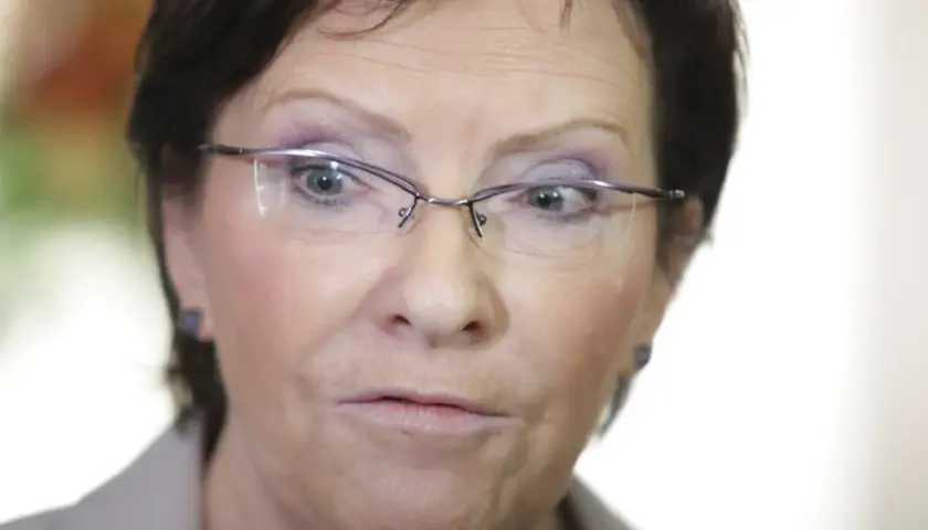 Zbliżenie na twarz kobiety w okularach. Zastanawiamy się, ile lat ma Ewa Pietrzyk Zieniewicz, patrząc na jej wyraz twarzy.