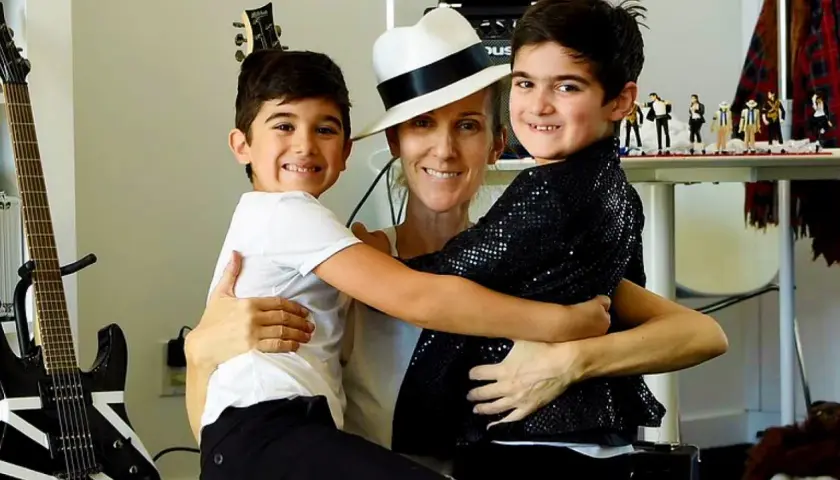 Celine Dion z synami, otoczona gitarami i figurkami Michaela Jacksona, celebruje muzyczne dziedzictwo.