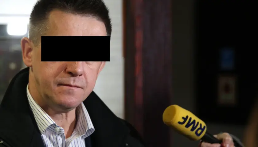 Mężczyzna z zakrytą twarzą, być może związany z aferą podkarpacką, udziela wywiadu dla RMF FM.