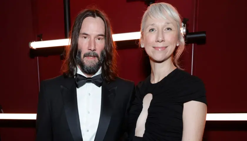 Keanu Reeves z żoną, Alexandrą Grant, na czerwonym dywanie.