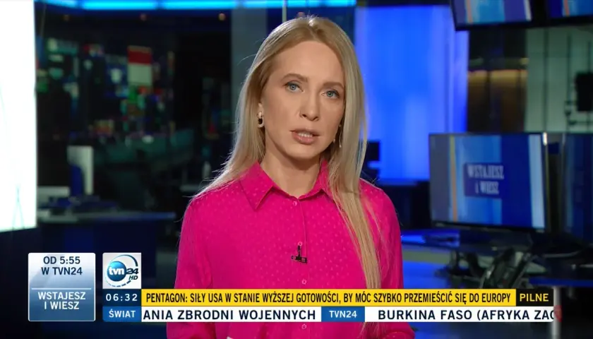 Monika Tomasik, dziennikarka TVN24, w różowej koszuli informuje o wydarzeniach na świecie.