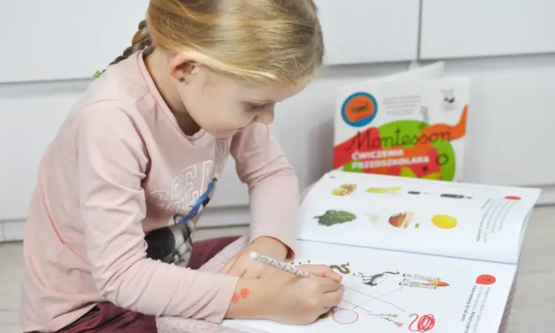 Jak ćwiczyć pisanie z dzieckiem – skuteczne metody i zabawy dla maluchów