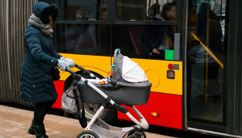 Czy można wyrzucić matkę z dzieckiem? Prawne ograniczenia