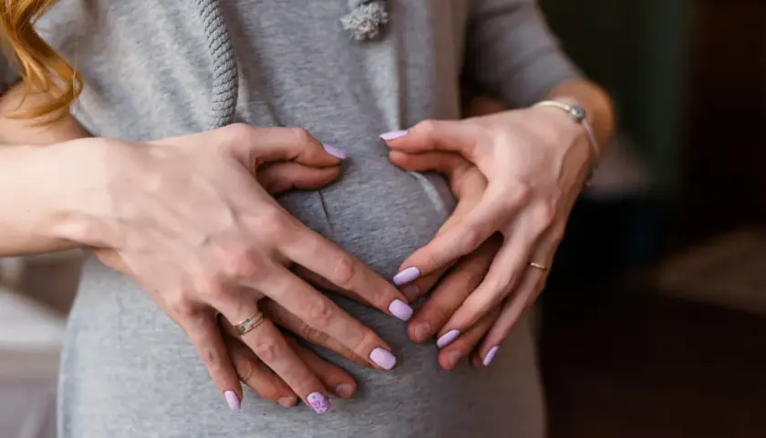Czy manicure hybrydowy jest bezpieczny w ciąży? Ryzyka i zalecenia dla mam