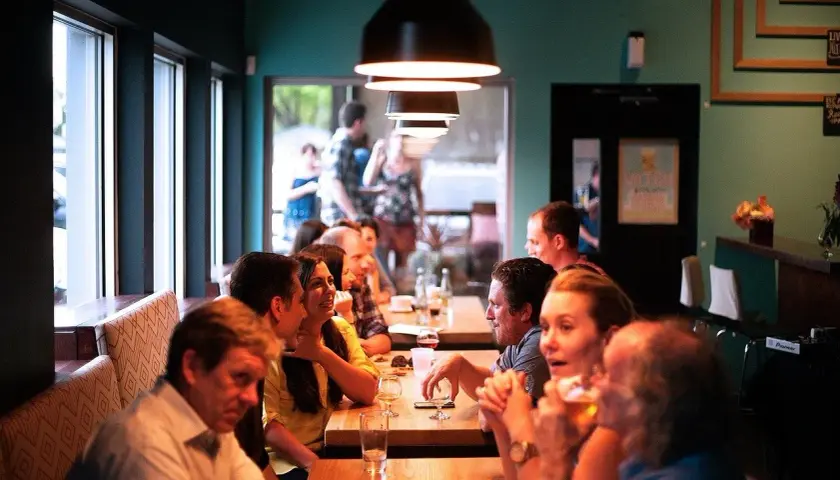 Jak się ubrać do restauracji ze znajomymi? Porady na każdą okazję