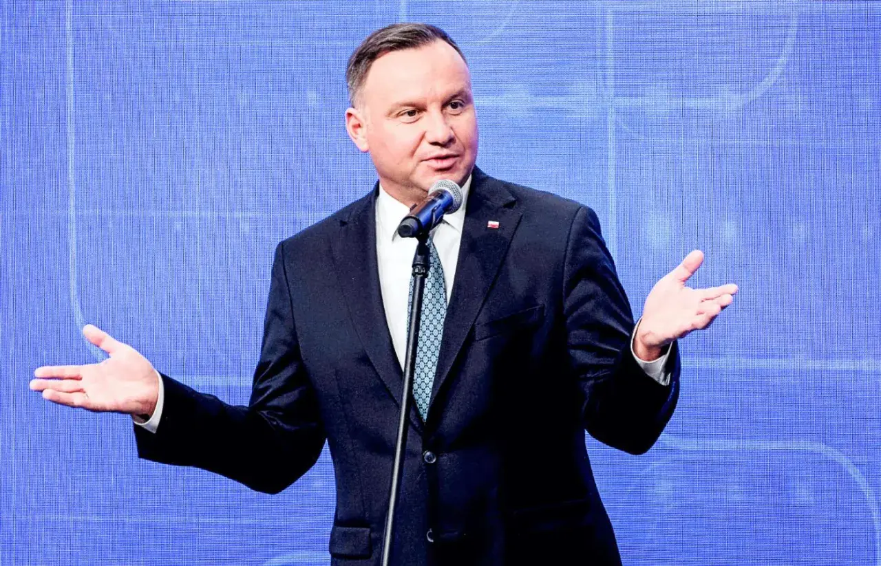 Andrzej Duda, prezydent RP, przemawia. Jego wykształcenie prawnicze z pewnością pomaga mu w karierze politycznej.