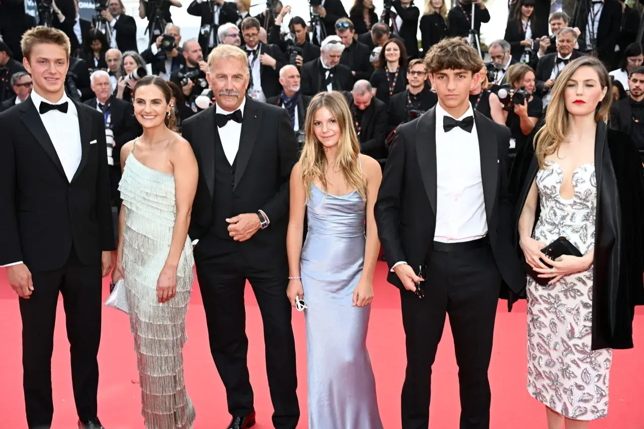 Kevin Costner z dziećmi na czerwonym dywanie.
